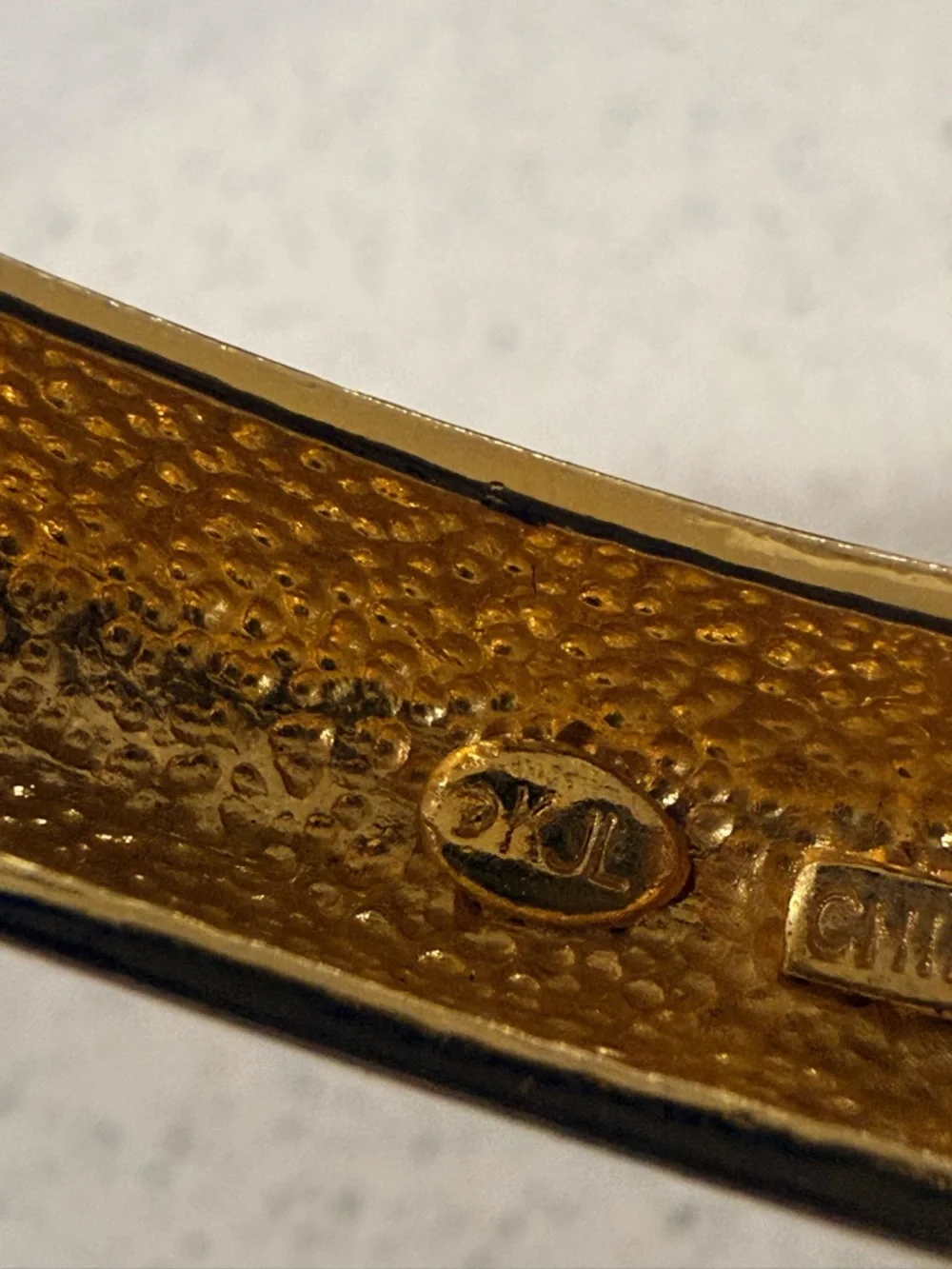 Vintage Kenneth Jay Layne (KJL) Night Sky Bangle in Black and Gold - Picture 7 of 8